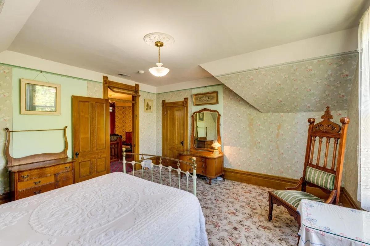 Queen Room with Shared Bathroom